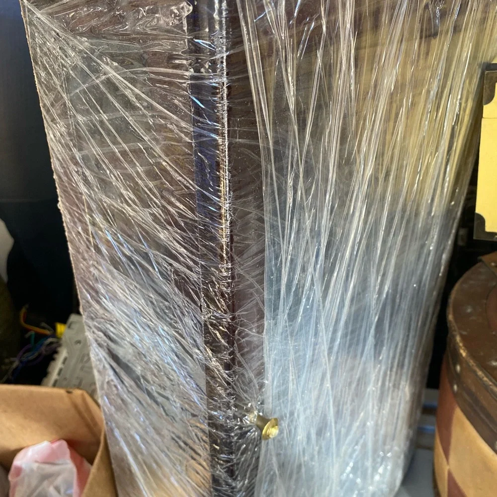 Display case - Picture 5 of 6